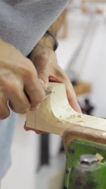 Boynu oyan bir Luthier 'in dikey çekimi. .