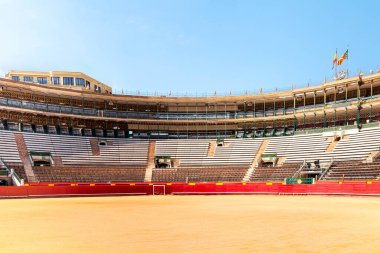 Ringin önü ve bir arenanın önü.