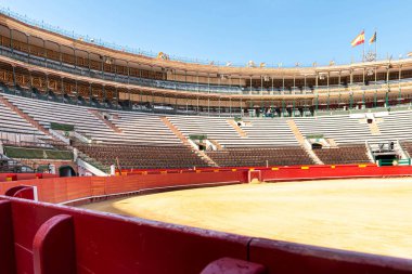 Arenanın kısmi ayrıntıları ve bir boğa güreşi gibi duruyor.