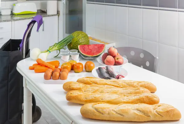 sebze, meyve, yumurta, ekmek ve peynirli doğal besin maddeleri satın almak. Kavun, soğan, şeftali, taze peynir, havuç, domates ve balık..