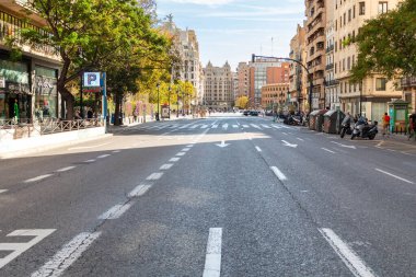 Velencia, İspanya - 29 Ekim 2023: Trafiksiz bir şehrin caddesi. Sigara içilmeyen günler. Sürdürülebilir şehir. Sıfır kirlilik.