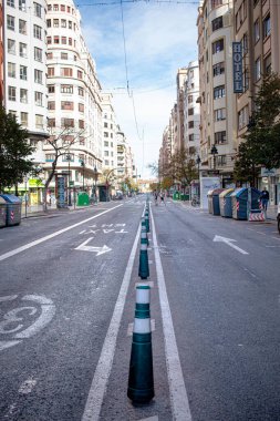 Velencia, İspanya - 29 Ekim 2023: Merkezi bölümü olan ve trafiği olmayan bir şehir. Sigara içilmeyen günler. Sürdürülebilir şehir. Sıfır kirlilik.