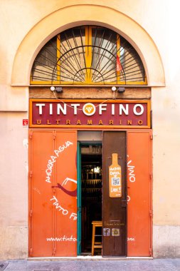 Valencia, İspanya - 19 Kasım 2023: Eski bir şehir merkezindeki bir şarap dükkanının giriş kapısı