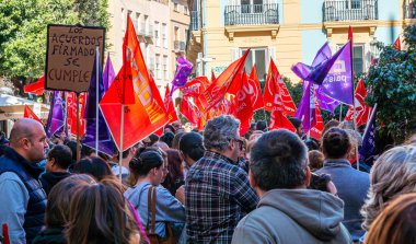 Valencia, İspanya - 19 Kasım 2023: Bir grup insan sokak protestosunda haklarını talep ediyor.