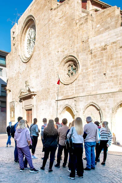 Valencia, İspanya - 19 Kasım 2023: Valencia, İspanya 'daki Nuestra Seora de la Paz' ın seramik sunağının kapısına bakan turistler