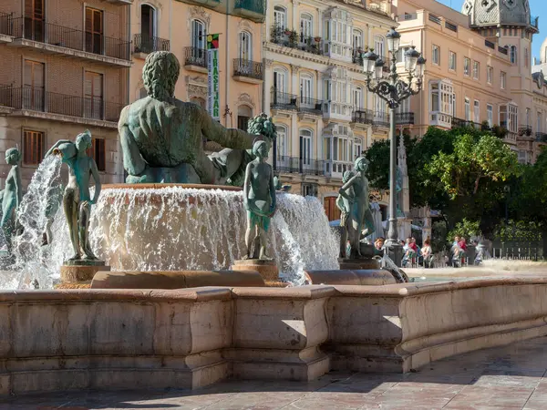 Valencia. İspanya - 19 Kasım 2023: Plaza de la Virgen, Valencia. Fuente del Turia. arka plan