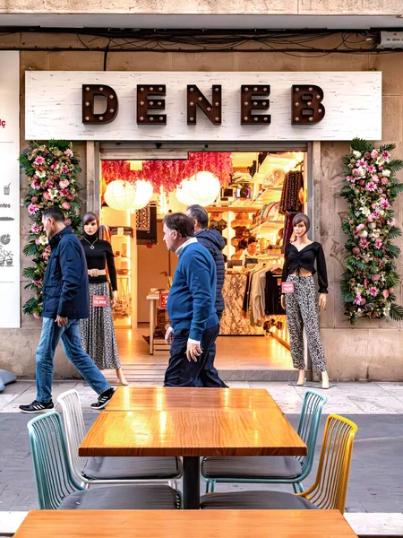 Valencia. İspanya - Kasım 19, 2023: Valencia şehrinin tarihi merkezinde bir aksesuar, moda ve dekorasyon dükkanının ön cephesi..
