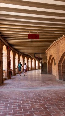 Bir boğa güreşine giriş koridorları.