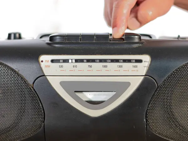Temiz bir arkaplan ile stereo teyp radyosunda oynat