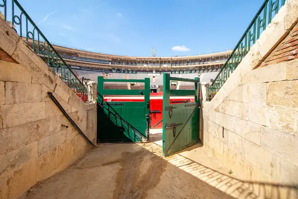 Bir arenanın boğa güreşine giriş kapısı