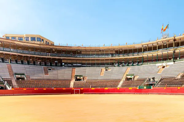 Ringin önü ve bir arenanın önü.