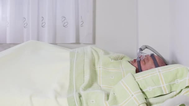 男士们在床上用Cepap 持续正压气道 机睡觉 由肺病学家诊断为有睡眠呼吸暂停问题 — 图库视频影像