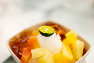 Karışık meyve buzu ya da Endonezya 'da es buah kampur, üstünde limon ve yanında aiyu ile. (yakın çekim)