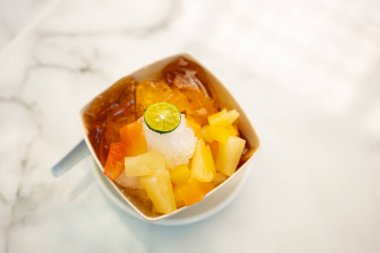 Karışık meyve buzu ya da Endonezya 'da es buah kampur, üstünde limon ve yanında aiyu ile. (yakın çekim)