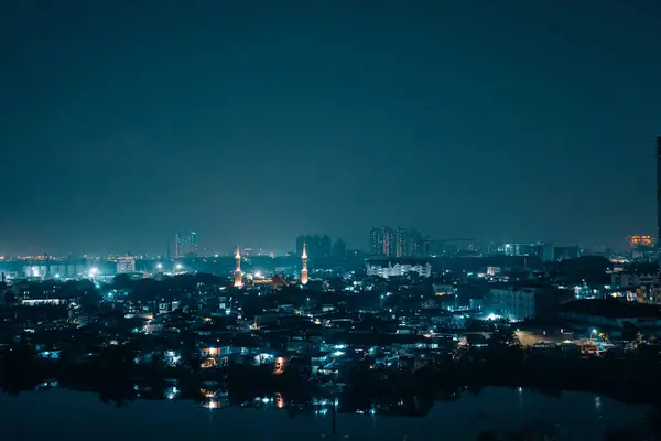 Jakarta, Endonezya 'nın Gece Manzarası. Penjaringan, Pluit. Landmark Pluit. Apartemen Laguna görünümünden.