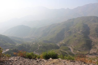 Dağları ve bulutları olan güzel bir manzara