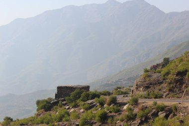Dağları ve bulutları olan güzel bir manzara