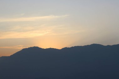 Dağların ardında güzel bir gün batımı