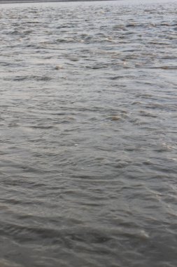 Deniz dalgalı su yüzeyi