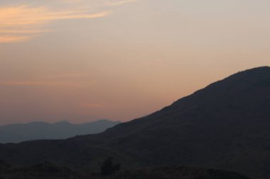 Dağları ve bulutları olan güzel bir manzara