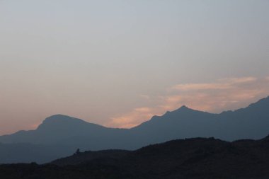 Dağlarda güzel bir gün batımı