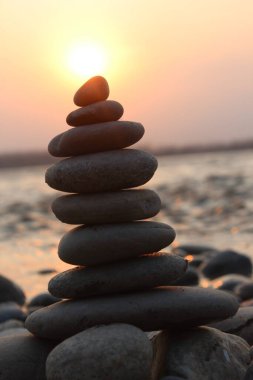 Sahilde taş yığını