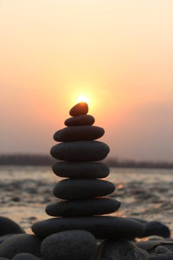 Zen taşlar bir plajda