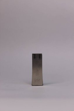 Siyah arkaplanda beyaz metal bir kaset görüntüsü.