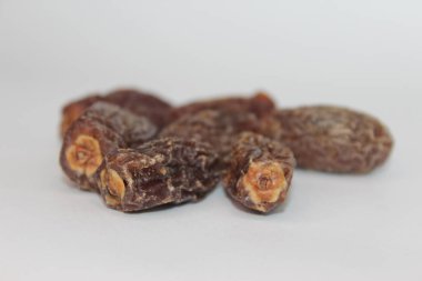 Kuru kahverengi kuru üzümler beyaz arkaplanda izole edilmiş