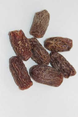 Beyaz arka planda kuru üzüm. Kurumuş meyve.