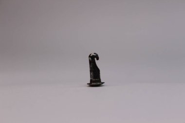 Siyah arka planda küçük bir adam figürü..