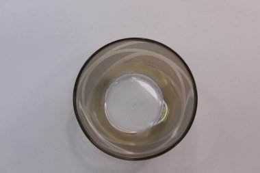 Beyaz arka planda bir bardak su.