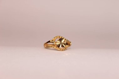 Beyaz arka planda halka şeklinde bir halka. Elmasta bir yüzük. Mücevher. halka.