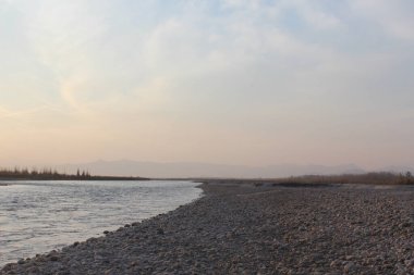 Dağlarda gölü olan güzel bir manzara.