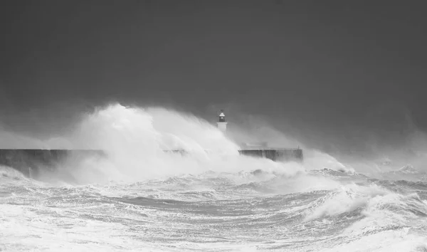 英格兰东南部东萨塞克斯海岸纽黑文灯塔和海堤的诺亚风暴和海浪冲撞 — 图库照片