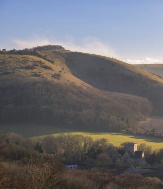 Poynings West Sussex İngiltere 'nin güneydoğu İngiltere yakınlarındaki Newtimber Tepesi' nden Devils Dyke ve güney çıkışları üzerinde alçak bulut ve sis akıyor.