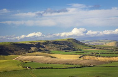 Güzel bir kış günü ve doğu Sussex 'teki Wilmington Tepesi' nin güney çıkışlarından İngiltere 'nin güneydoğusuna doğru engin manzaralar.