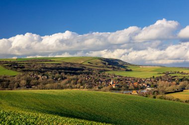 Alfriston köyü ve kilise güney yamaçlarına yerleşmiş tepeler ve kırsal bölge doğu Sussex güney doğu İngiltere