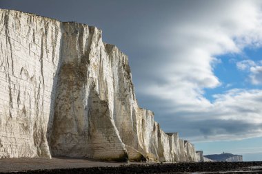 İngiltere 'nin güneydoğusundaki Doğu Sussex sahilinde Yedi Kız Kardeş' in dramatik tebeşir kayalıkları yükseliyor.