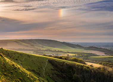 Polegate yakınlarındaki güneydeki Combe Hill Butts Brow 'dan Güney İngiltere' nin güneydoğusundaki Sussex 'e doğru bir güneş köpeği.