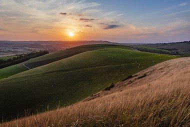 Ağustos gün batımı Caburn Dağı 'ndan Lewes Downs üzerinden doğu Sussex güney doğu İngiltere' ye.