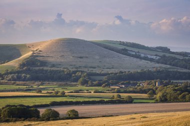 Ağustos gün batımı Caburn Dağı 'ndan Lewes Downs üzerinden doğu Sussex güney doğu İngiltere' ye.