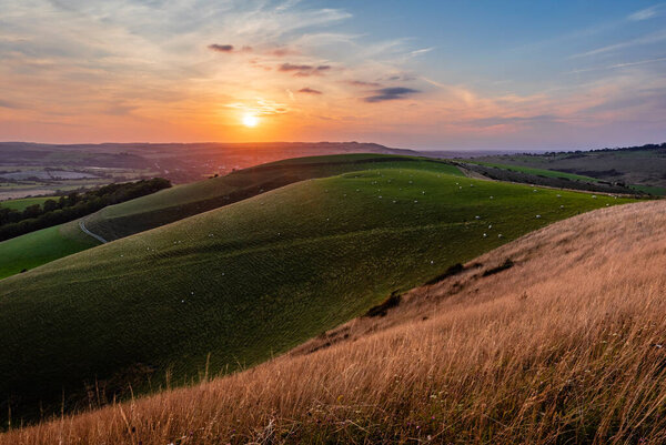 Августовский закат луны Каберн над Льюисом к востоку от Сассекса на юго-востоке Англии