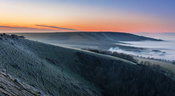 Инверсия зимнего заката от Butts Brow на юге Истборна на юго-востоке Англии