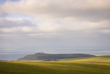 Belle Tout deniz fenerinin sakin gündüz manzarası Beachy Head 'den güney kıyılarına doğu Sussex güney İngiltere' ye