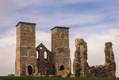 Kent 'in kuzey doğu kıyısında İngiltere' nin güneydoğusunda bulunan Herne Körfezi yakınlarındaki Reculver Kuleleri 'nin kilise kalıntıları.