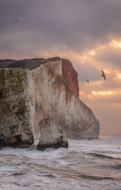 Fırtına Isha, İngiltere 'nin güneydoğusunda ve yüksek gelgit sırasında doğu Sussex kıyısında Seaford' da demleniyor.