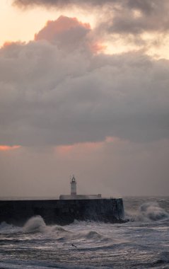 Fırtına sırasında dramatik gündoğumu bulutları ve ışık Darragh 'da Newhaven deniz fenerinde doğu Sussex sahilinde İngiltere' nin güneydoğusunda