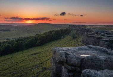 Stanage Edge 'den gün batımı Umut Vadisi Tepesi Ulusal Parkı Derbyshire Doğu Midlands İngiltere