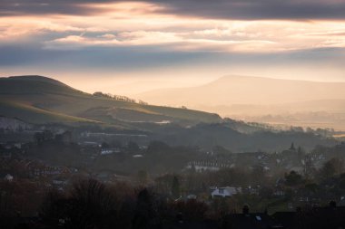 Lewes Downs 'dan aralık ayının doğuşunu Caburn Dağı' nın altındaki Lewes Kalesi 'nin doğu Sussex' in güney doğu İngiltere manzarasıyla izliyoruz.